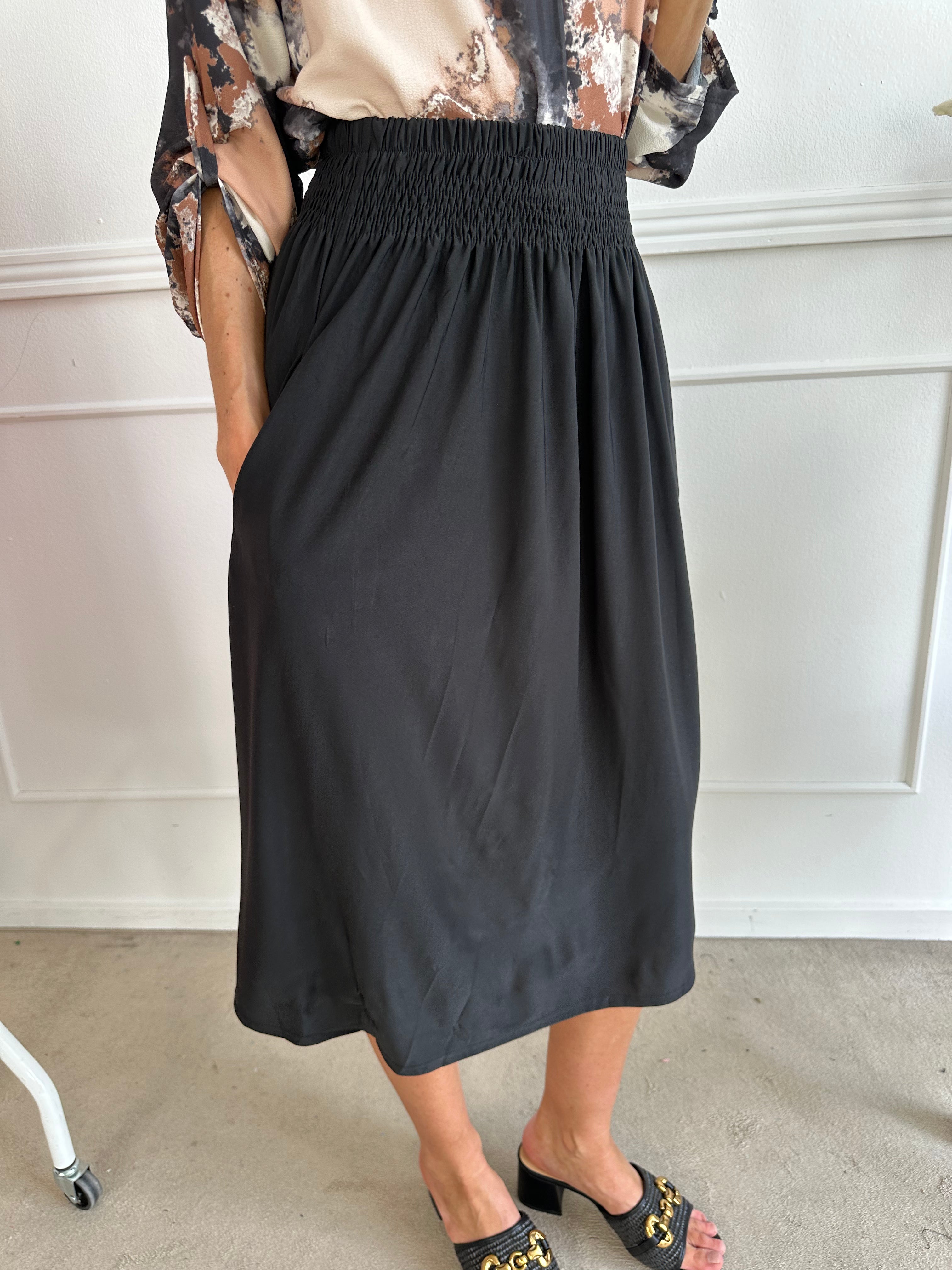 Pams Plain Midi Skirt - Kjol i stretchigt material med fickor